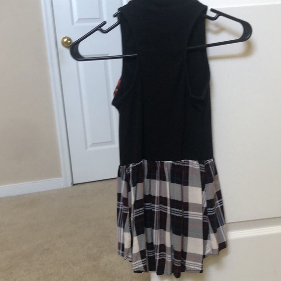 Black and plaid sleeveless high neck shirt - Picture 2 of 2